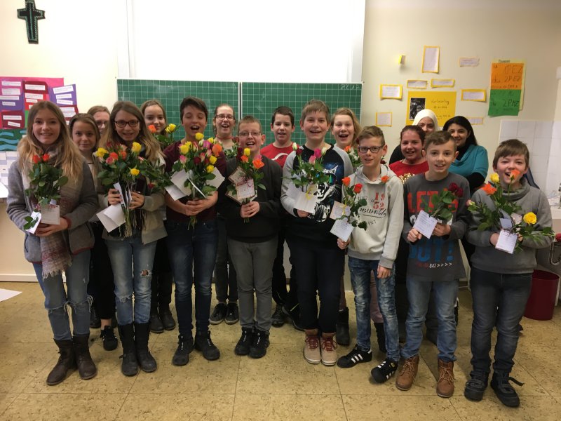Schülerinnen und Schüler der Mittelschule Türkenfeld verschenken Rosen zum Valentinstag